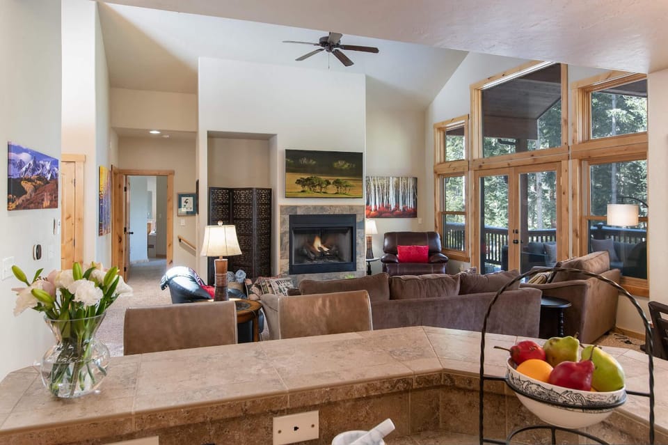 Whispering Pines Retreat: Quiet Wooded Setting, Hot Tub House in Blue River