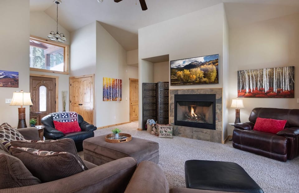 Whispering Pines Retreat: Quiet Wooded Setting, Hot Tub House in Blue River