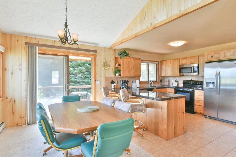 Meadow Creek Retreat: Mountain Lake Views House in Frisco