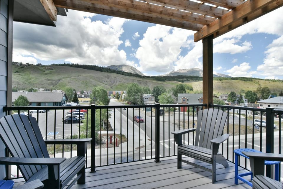 Skywalk Flats Downtown Condo: Mountain Views, Rooftop Hot Tubs Apartment in Silverthorne