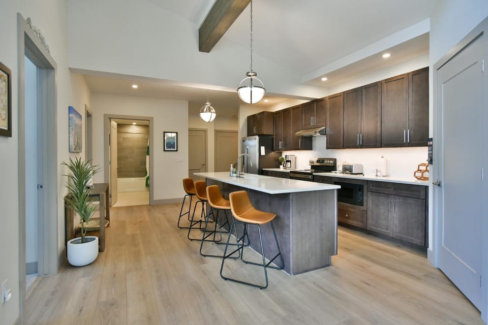 Skywalk Flats Downtown Condo: Mountain Views, Rooftop Hot Tubs Apartment in Silverthorne