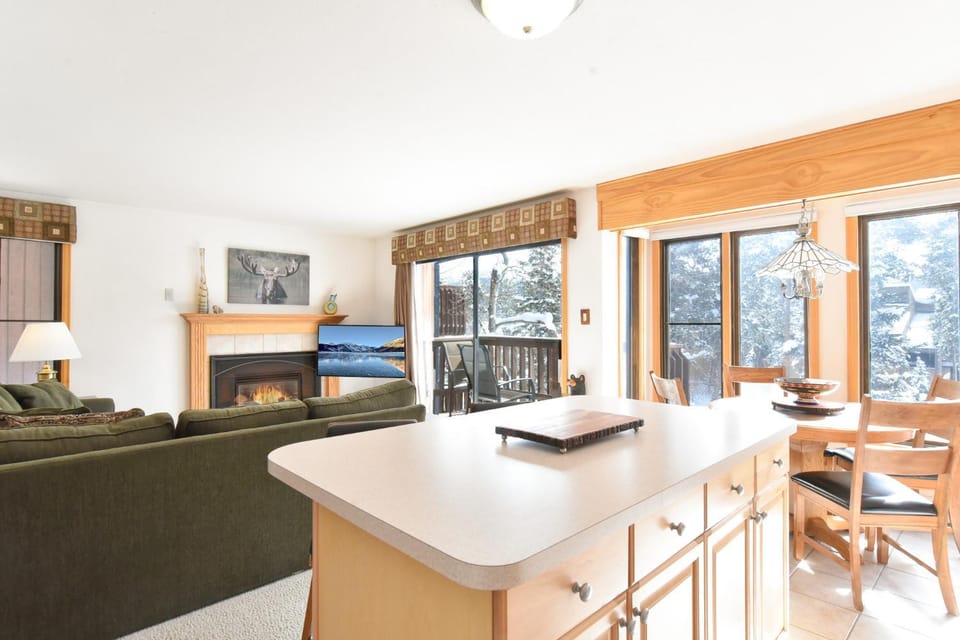 Four O'Clock Lodge Retreat: Ski-In, Pool/Hot Tub, Walk to Town Apartment in Breckenridge