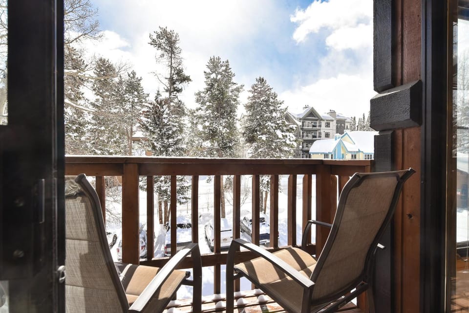 Four O'Clock Lodge Retreat: Ski-In, Pool/Hot Tub, Walk to Town Apartment in Breckenridge