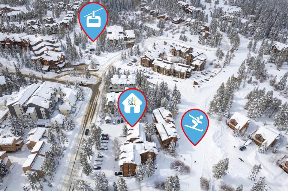 Four O'Clock Lodge Retreat: Ski-In, Pool/Hot Tub, Walk to Town Apartment in Breckenridge