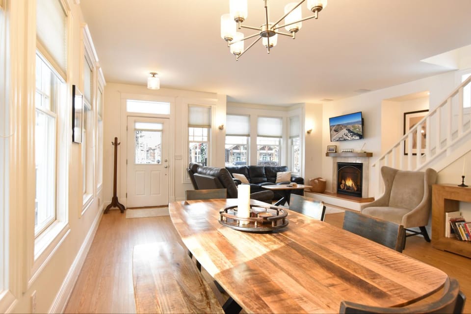 Main Street Retreat: Downtown, Mountain Views, Hot Tub House in Breckenridge