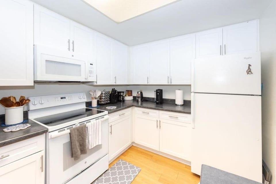 2-Bd LUXE Retreat Near Beach & Pool Apartment in Solana Beach