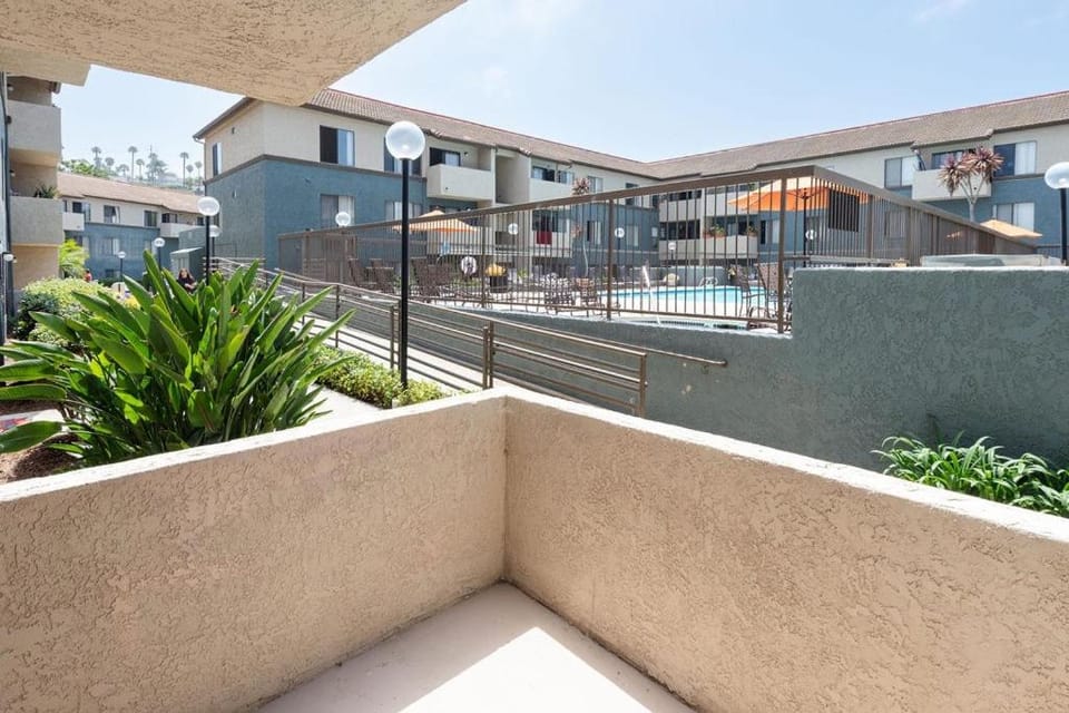 2-Bd LUXE Retreat Near Beach & Pool Apartment in Solana Beach