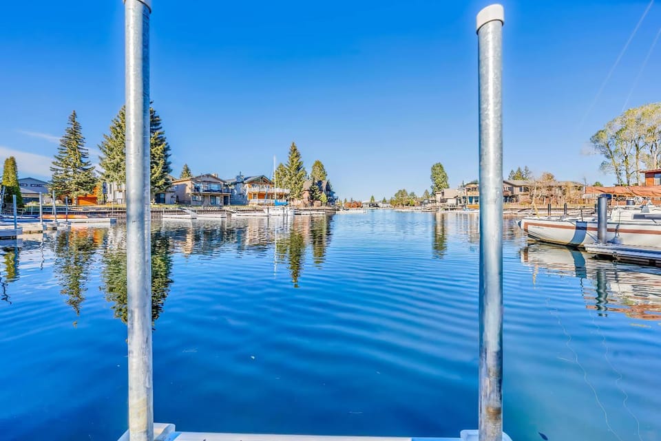 South Lake Retreat Deck Dock & Game Table House in South Lake Tahoe