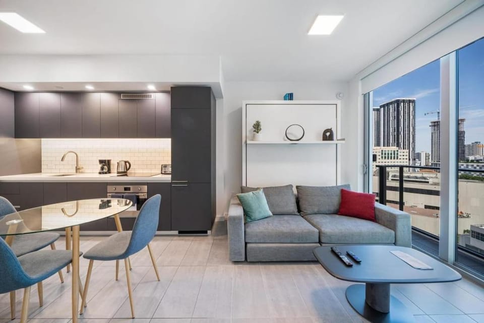 Skyline Nomad Studio Walk to Kaseya Rooftop Pool Apartment in Miami
