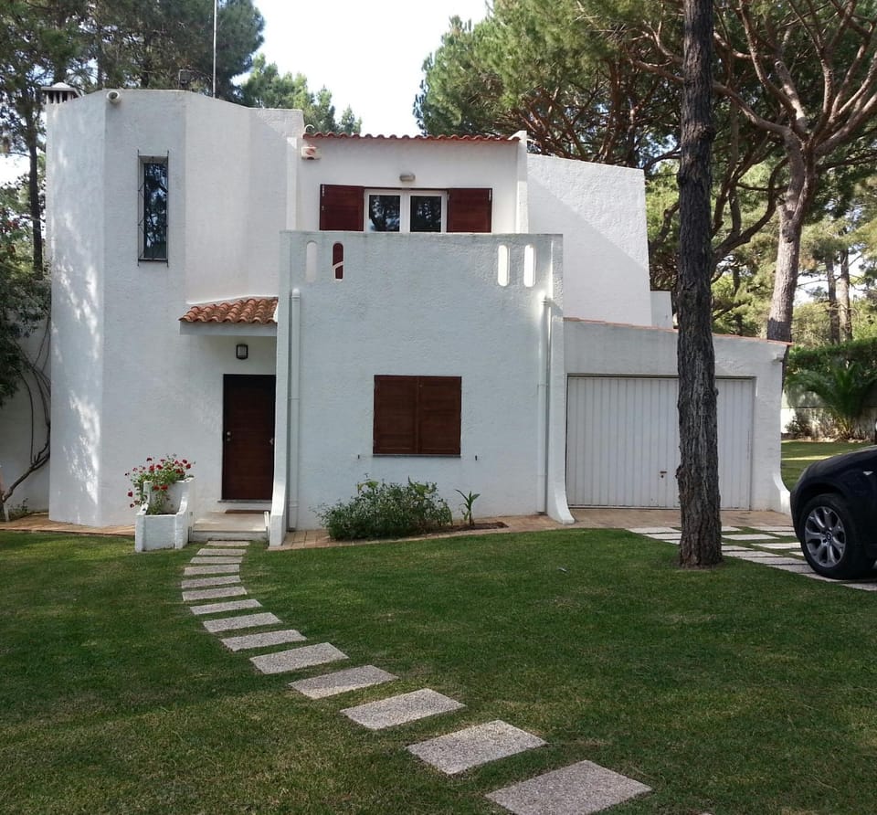 Facade/entrance, Day, Garden