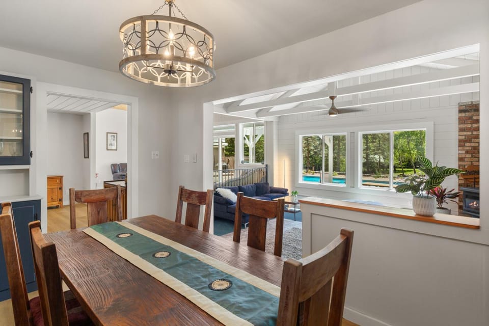 Seating area, Dining area, Dinner, internet