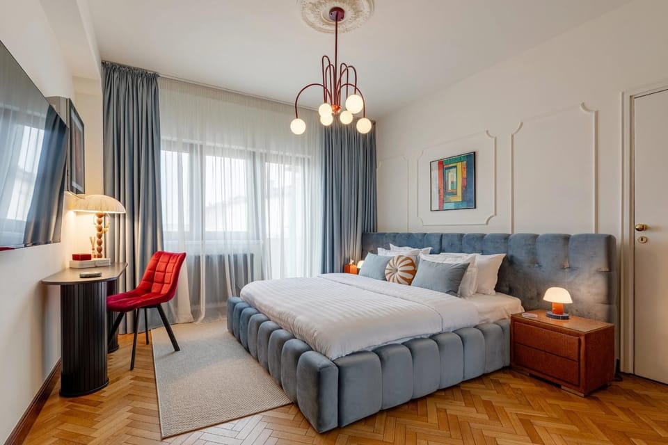 Bed, Living room, Photo of the whole room, Seating area, Bedroom