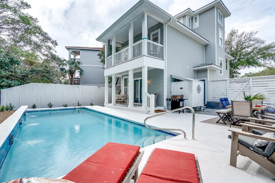 Our Seaside 4 BR Seagrove, HEATED Pool, bikes and 5 min to the beach House in South Walton County