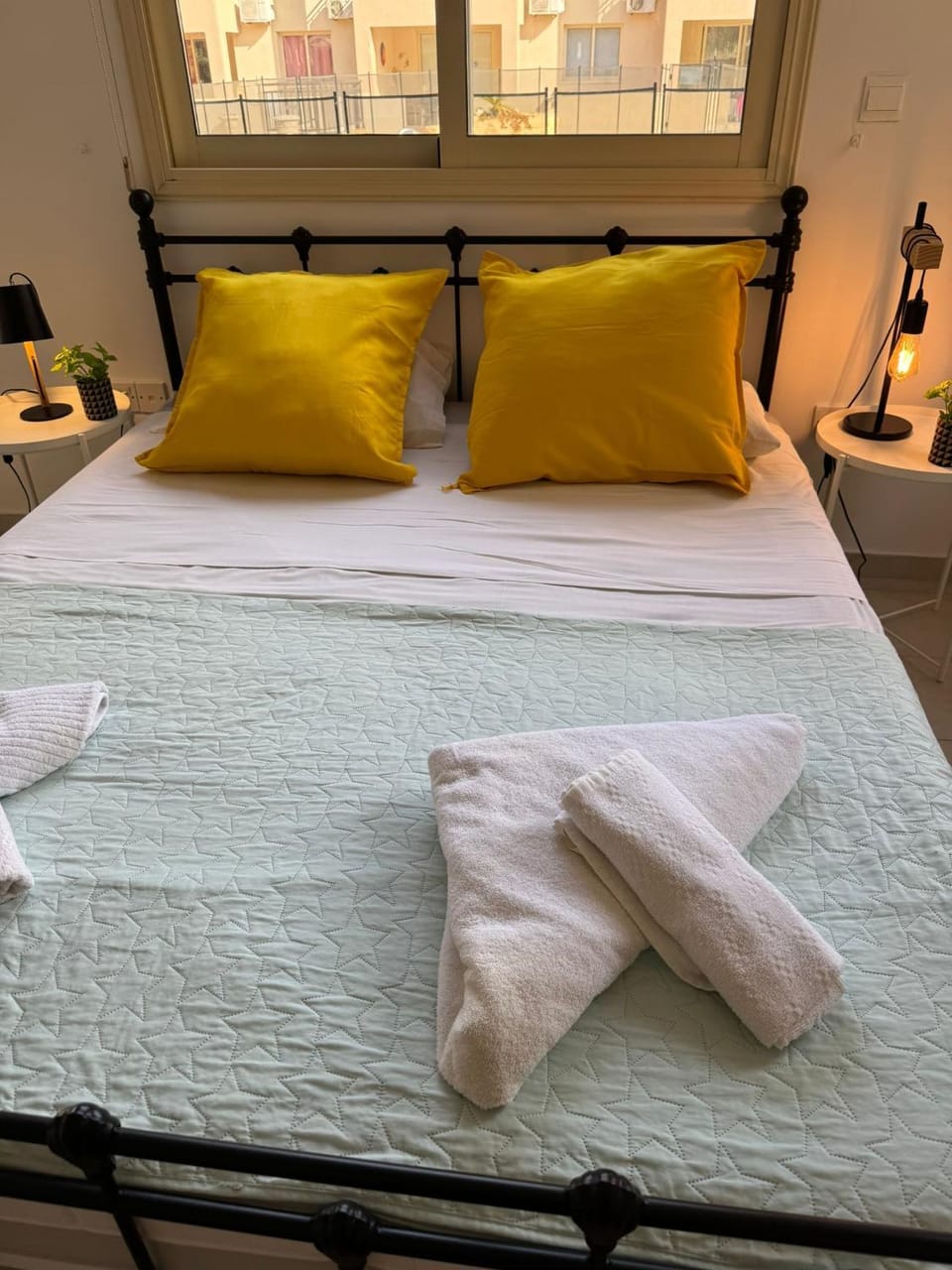 Bed, Bedroom, towels