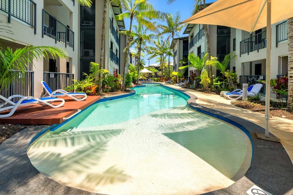Swimming pool, sunbed