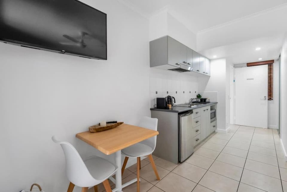 Kitchen or kitchenette, Dining area, stove