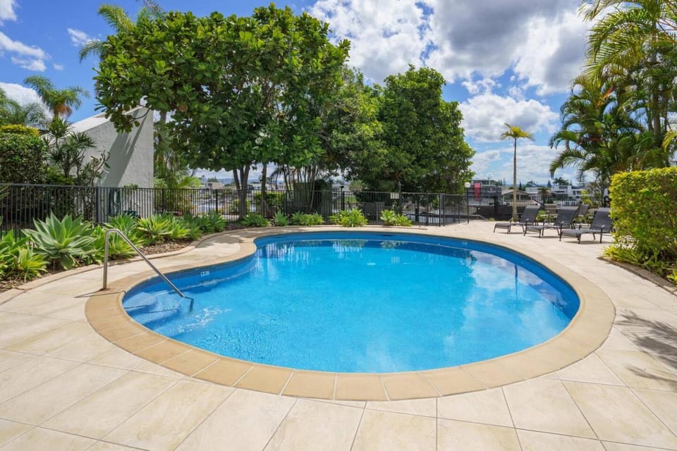 Swimming pool, sunbed