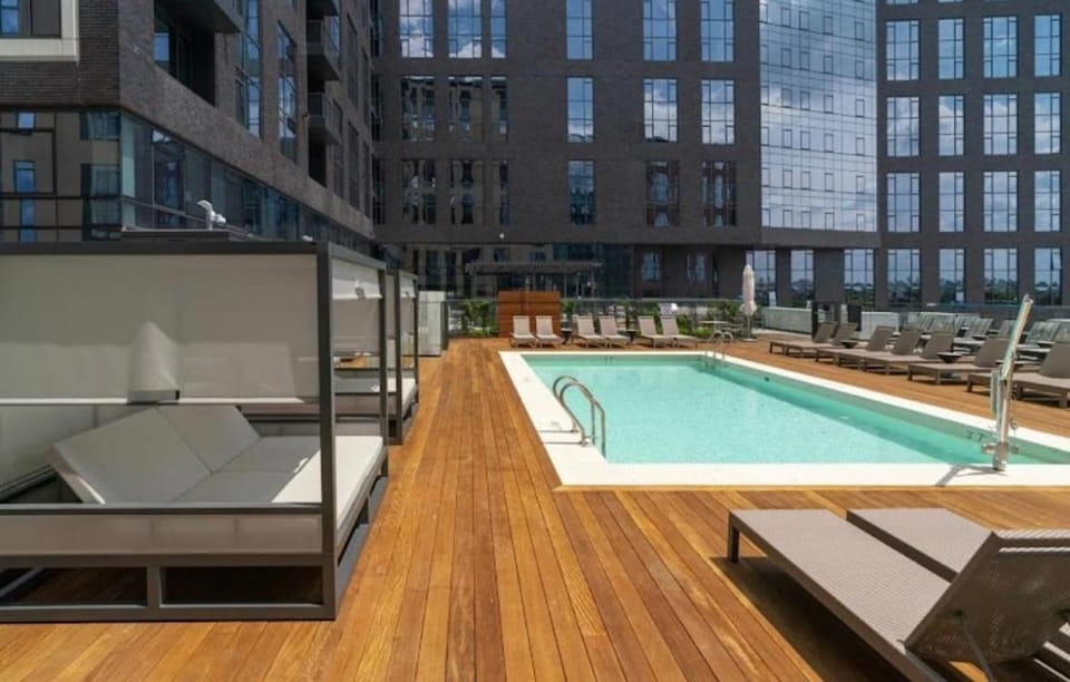 South End Apartment Fireplace Gym & Pool Access Apartment in South Boston