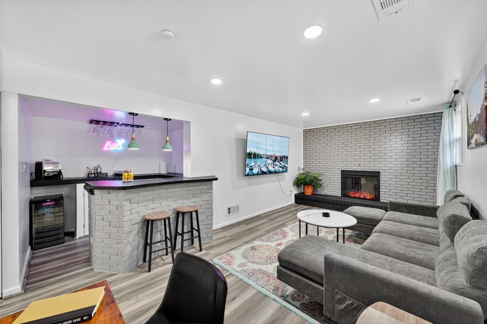 4BR House Mins to Downtown Annapolis with Firepit, Basement Bar, & Sleeps 12 House in Arnold