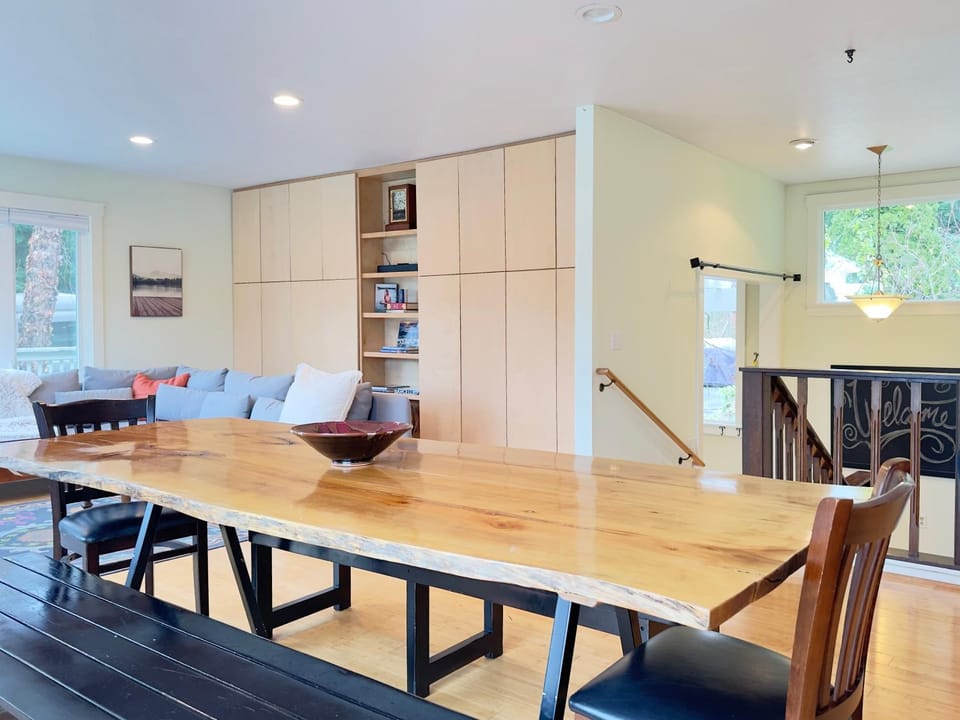 Living room, Dining area, internet