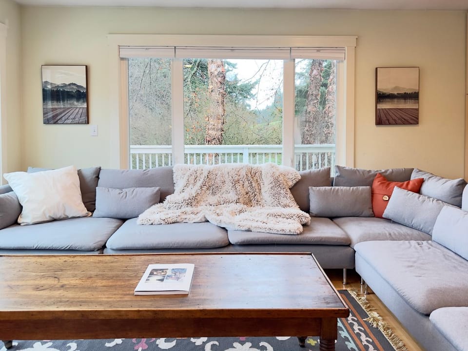 Living room, Seating area, Entertainment, internet