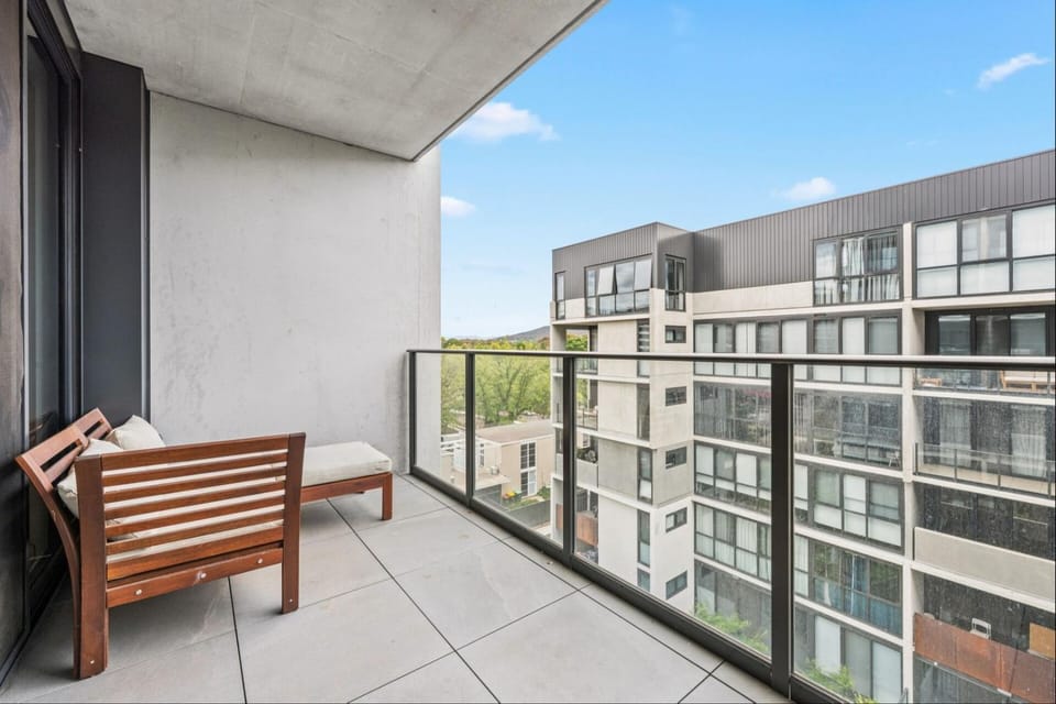Sunny & Bright 2BR Retreat with Parking in Lyneham Apartment in Canberra