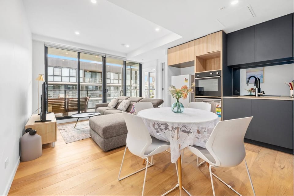 Sunny & Bright 2BR Retreat with Parking in Lyneham Apartment in Canberra