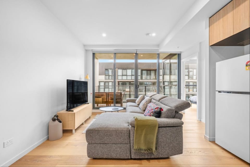 Sunny & Bright 2BR Retreat with Parking in Lyneham Apartment in Canberra