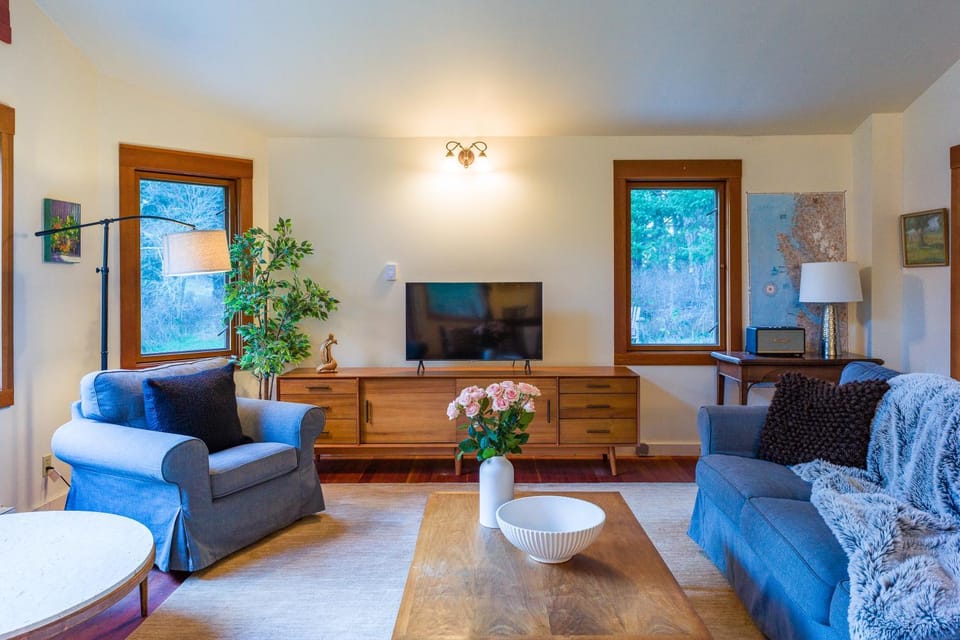 TV and multimedia, Living room, Decorative detail, Seating area, Garden view, Entertainment, internet, pet friendly