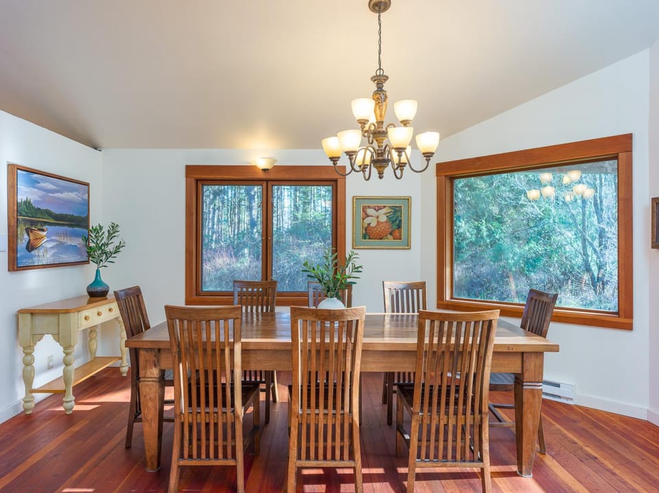 Natural landscape, Decorative detail, Seating area, Dining area, Garden view, internet