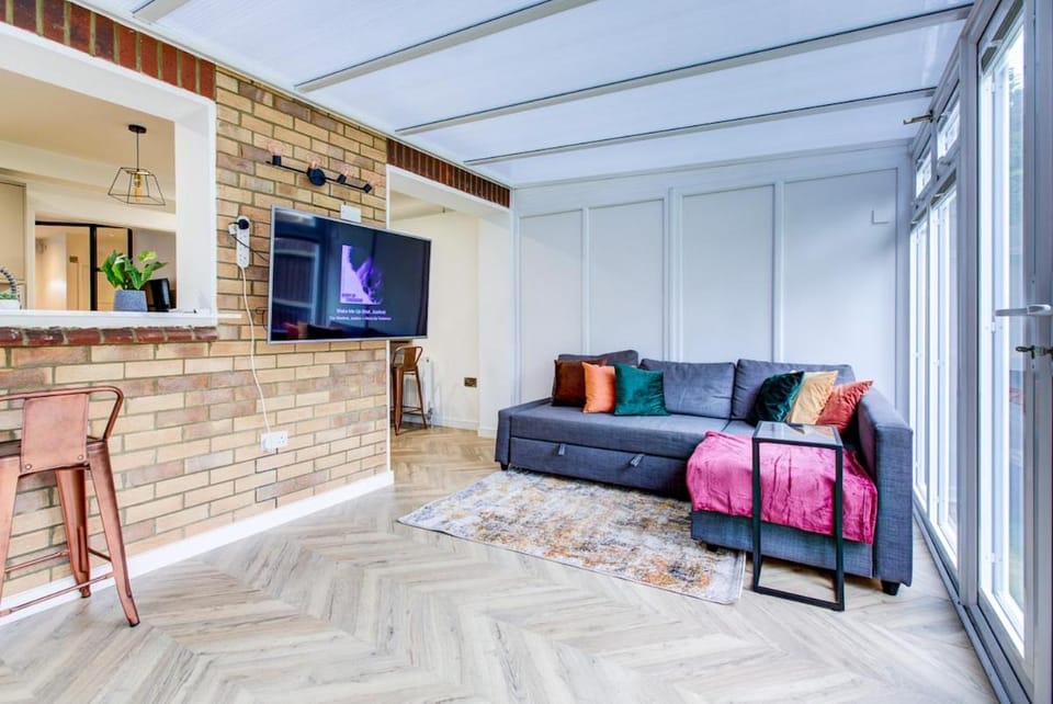 TV and multimedia, Kitchen or kitchenette, Living room, Seating area