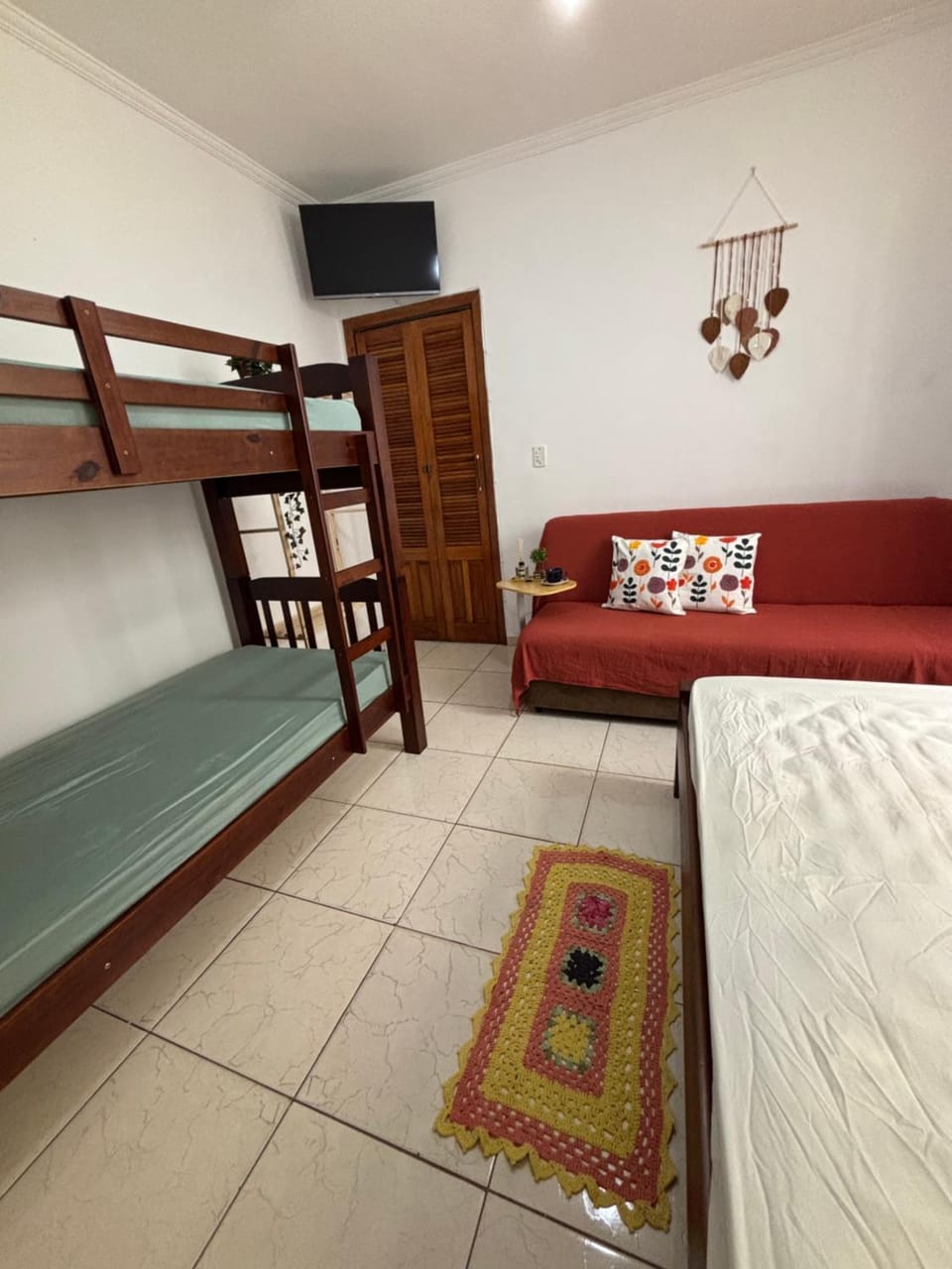 Bed, TV and multimedia, Photo of the whole room, bunk bed