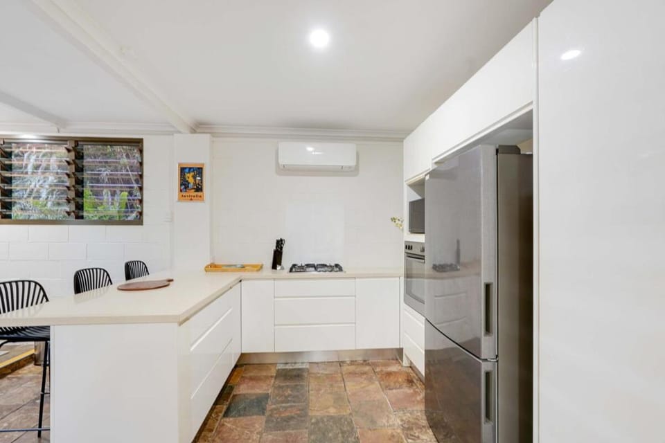 Edge Hill Apartment under Queenslander w Pool Apartment in Edge Hill