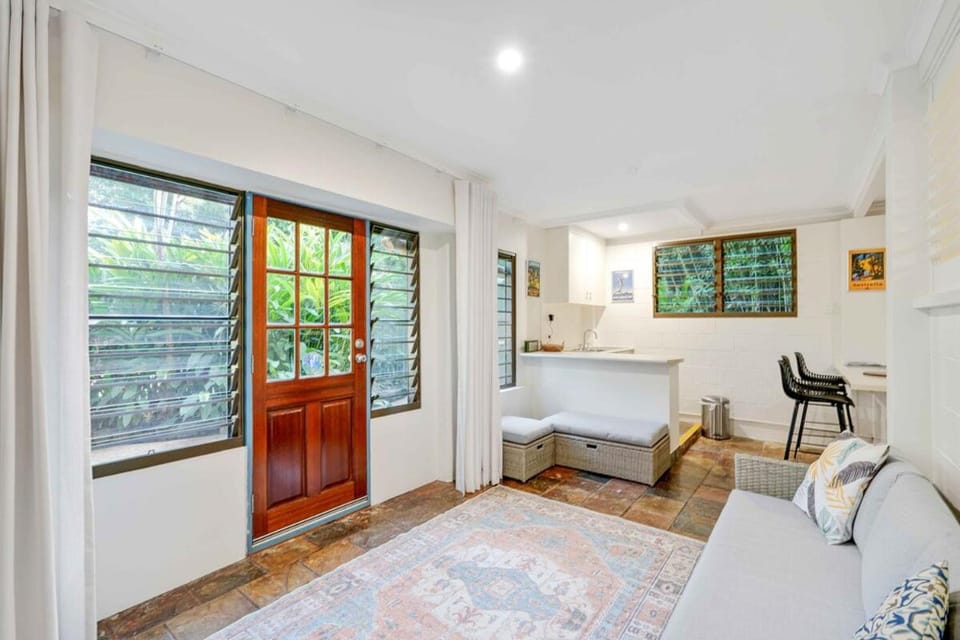 Edge Hill Apartment under Queenslander w Pool Apartment in Edge Hill