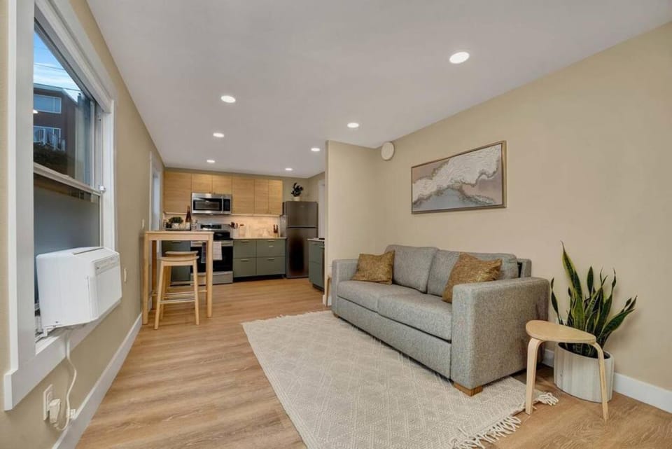 Westlake Nest Minutes to DT Quiet & Renovated House in Lake Union