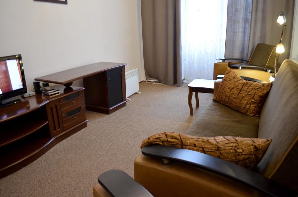 Photo of the whole room, Seating area