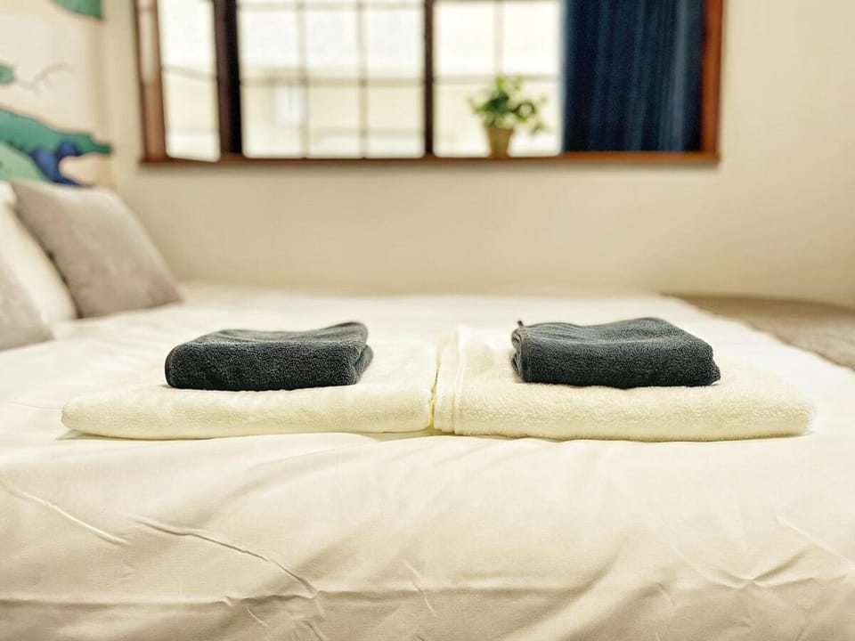 Bed, towels