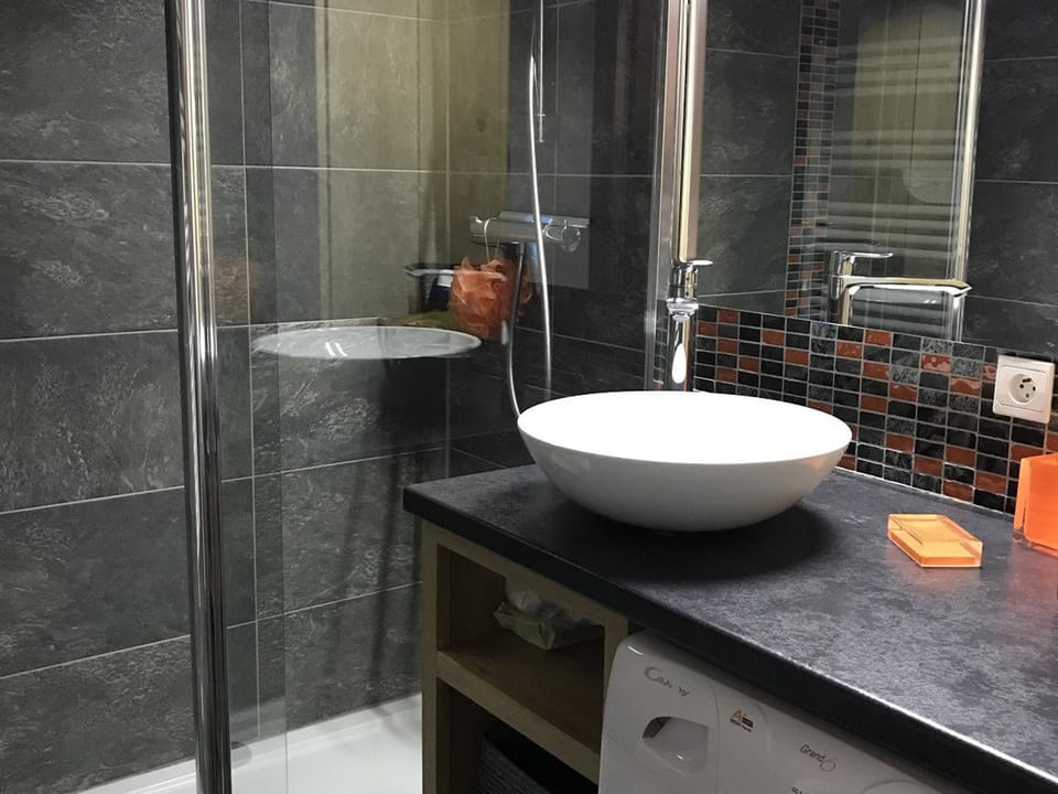 3 pièces rénovées - 2 chambres jusqu’à 5 pers. avec terrasse sud et garage - 500m centre - FR-1-836-29 Apartment in Arâches-la-Frasse