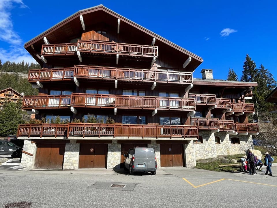 Duplex spacieux et lumineux près des pistes avec balcon et cheminée Apartment in Les Allues