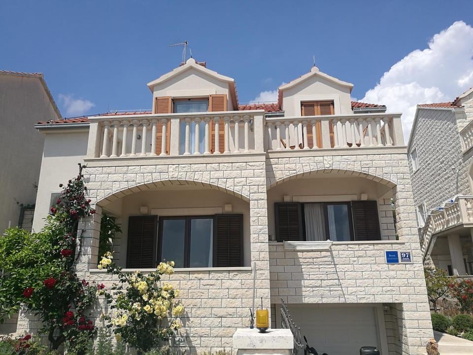 Facade/entrance, Garden, Balcony/Terrace