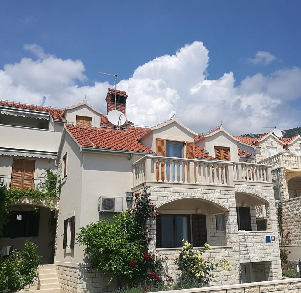 Facade/entrance, Garden, Balcony/Terrace, On site