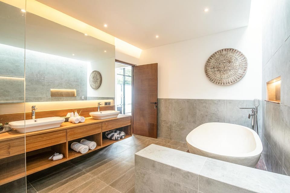 Elegant 6BR Canggu Villa, Jacuzzi, AC, near Beach Villa in North Kuta