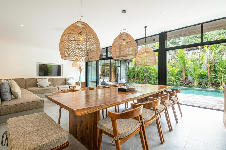 Elegant 6BR Canggu Villa, Jacuzzi, AC, near Beach Villa in North Kuta