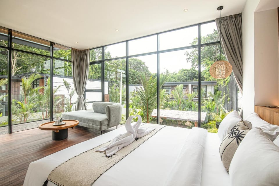 Elegant 6BR Canggu Villa, Jacuzzi, AC, near Beach Villa in North Kuta