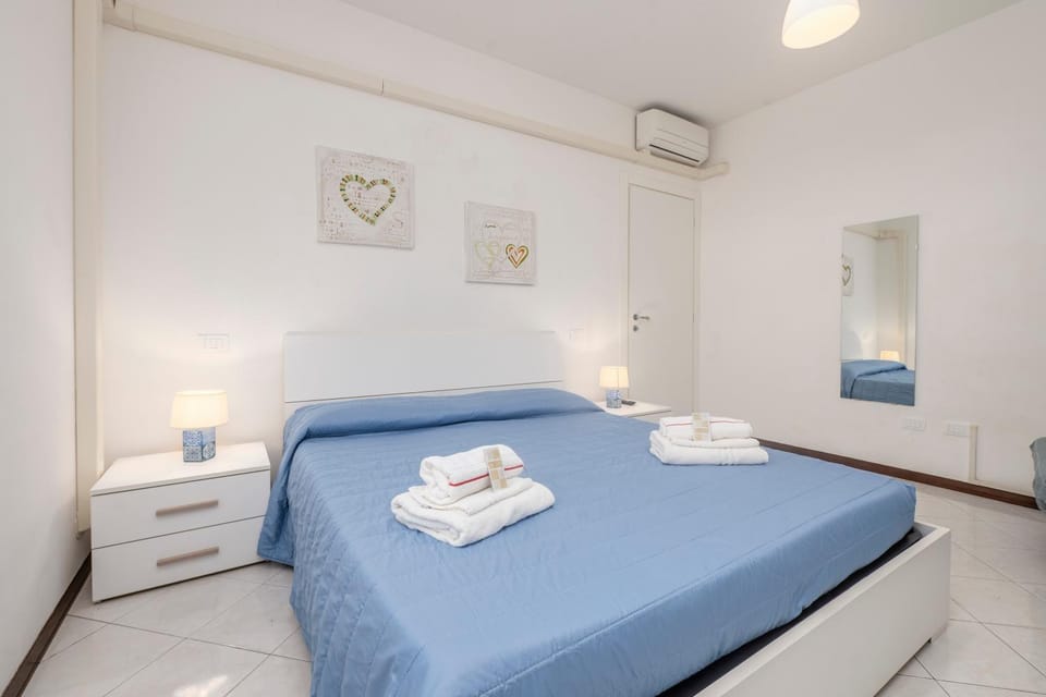 Bed, Photo of the whole room, Bedroom, towels, air conditioner