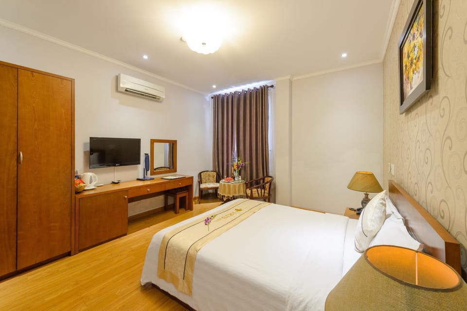 Bed, TV and multimedia, Bedroom, wardrobe, air conditioner
