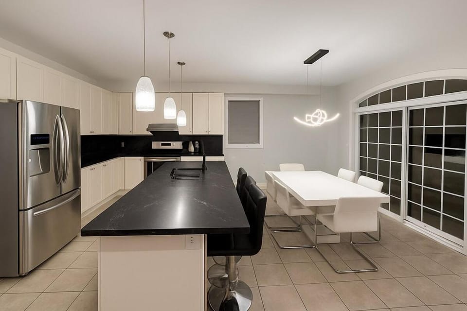 Spacious Brampton 4BR Upper Home House in Halton Hills