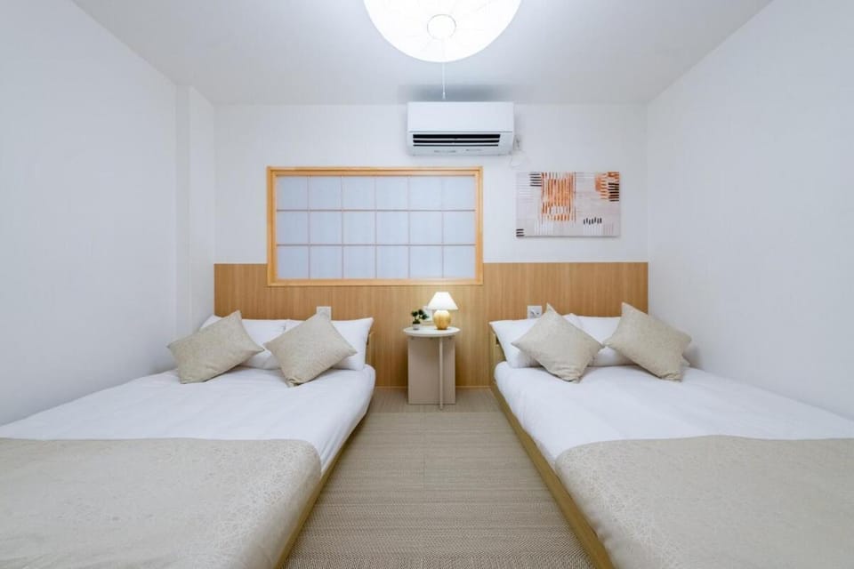 守1 商店街横の庭園を楽しむお風呂付きの宿 グループ向けの4寝室 ベッド12点 バスルーム3点 Apartment in Osaka