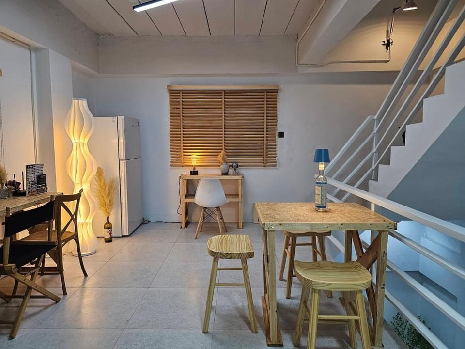 Seating area, Dining area