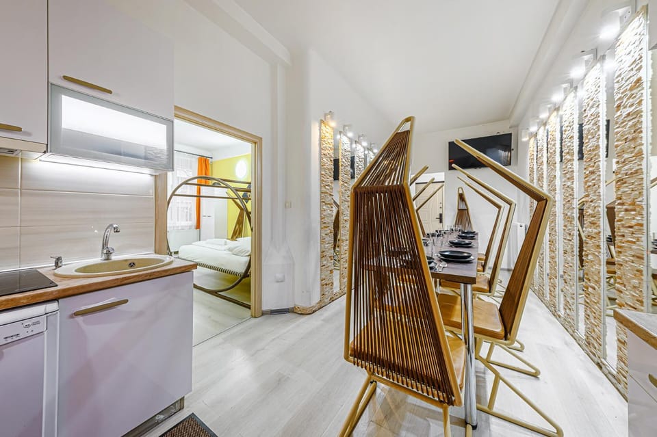 Kitchen or kitchenette, Dining area
